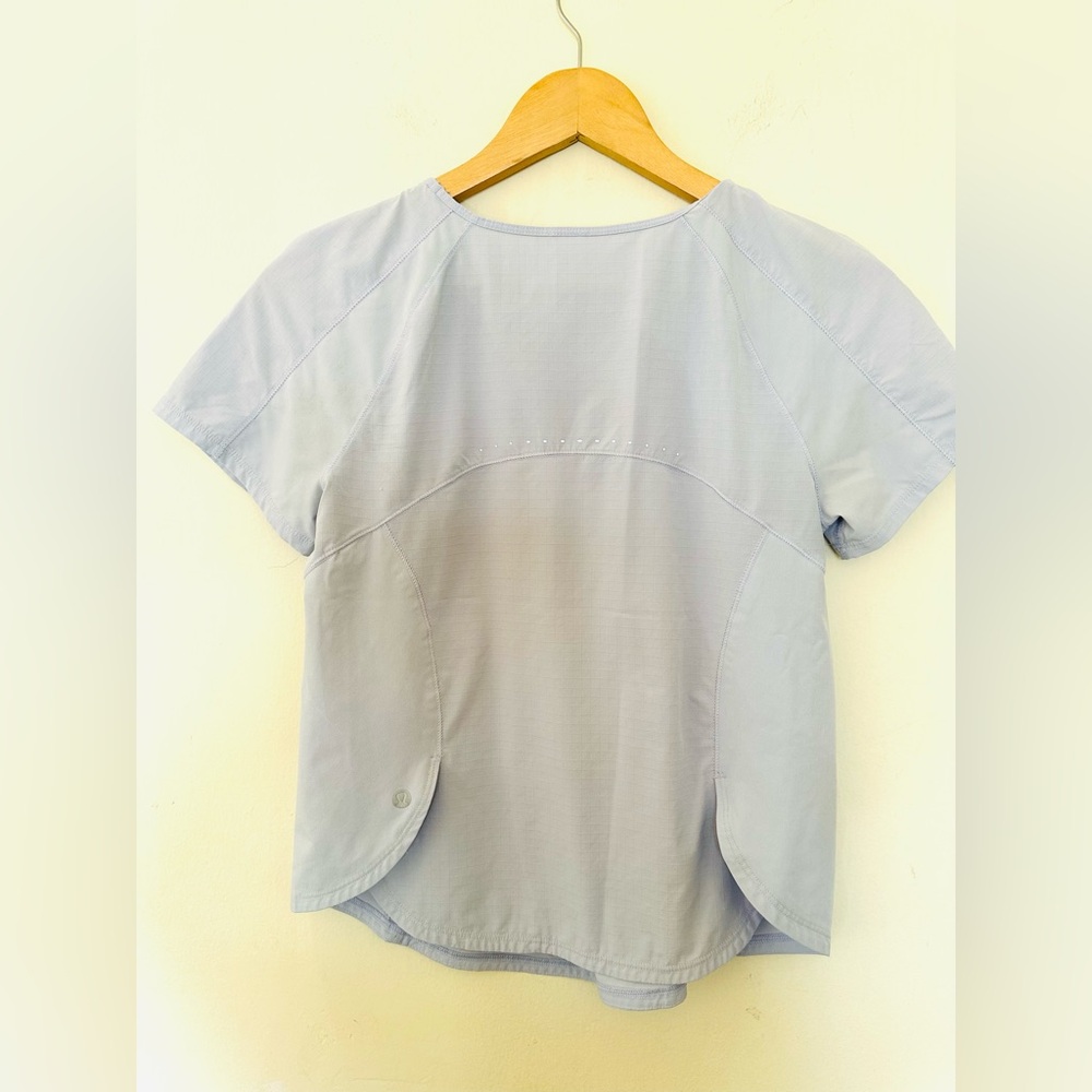 Lululemon Athletica Lightweight Strech  Top Women's Light Blue Short Sleeve Sz 4 - Picture 5 of 9
